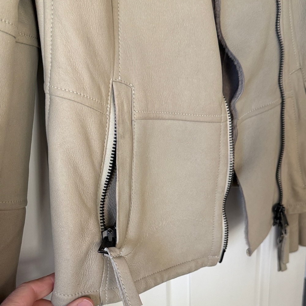 Elegant Beige Teddy Jacket with Plush Collar - Picture 3 of 8